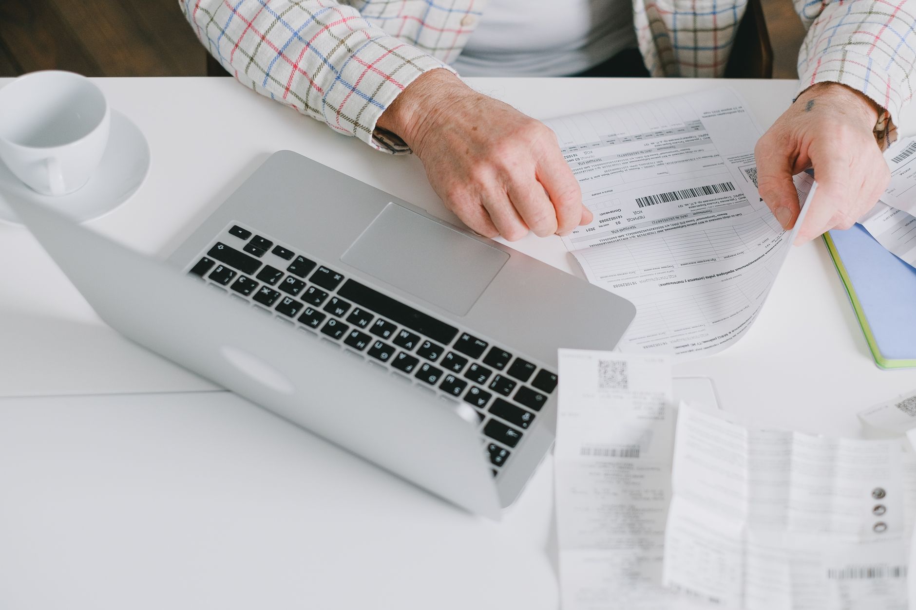 How to Register for VAT as a UK Tradesman: Thresholds, Flat Rate Scheme and What Changes Day One