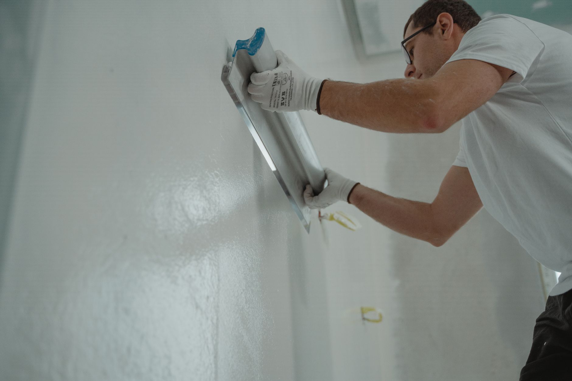 Wet Plaster vs Dry Lining: Choosing the Right Wall Finish System for UK New Builds and Refurbs
